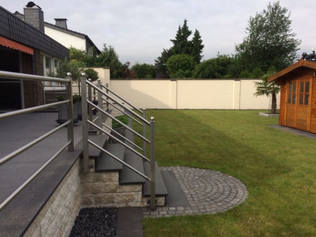 Hochterrasse mit Stahlgeländer Stufenanlage