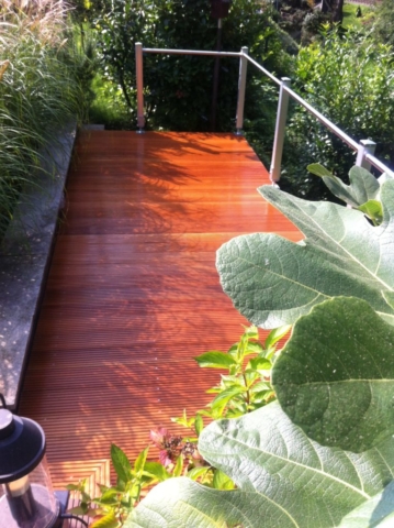 Holzterrasse mit einfachem Stahlgeländer Gartendielen