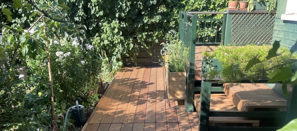 Das aktuelle Bild hat keinen Alternativtext. Der Dateiname ist: Holzterrasse-e1758705984205.jpeg