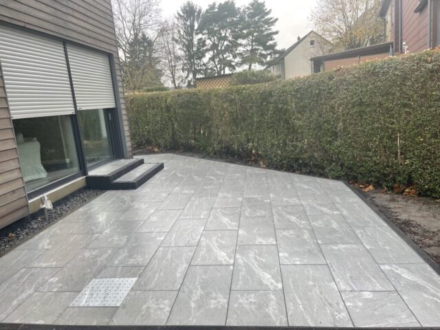 Feinsteinzeug Terrasse Terrassenbau Stufenanlage Keramikplatten hochwertig Garten- und Landschaftsbau Duisburg Pflasterarbeiten Plattierung
